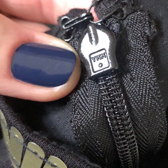 👑GOLD & GORGEOUS 👑 - Picture 5 of 6